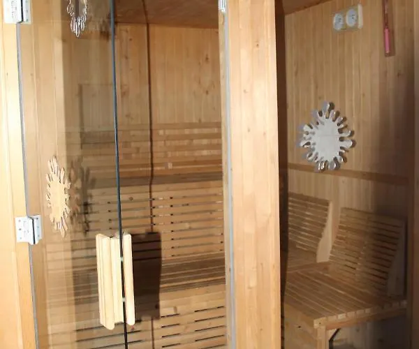 Fuer 12 Personen Sauna Garten Garage Hund